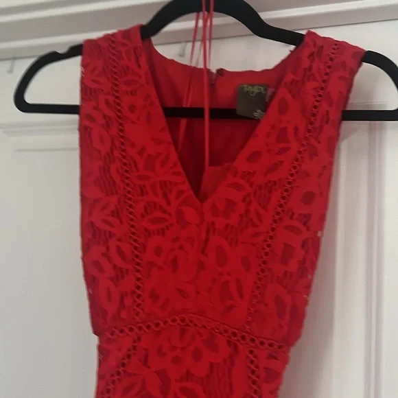 Size 12 red lace dress with v-neck - Picture 2 of 4